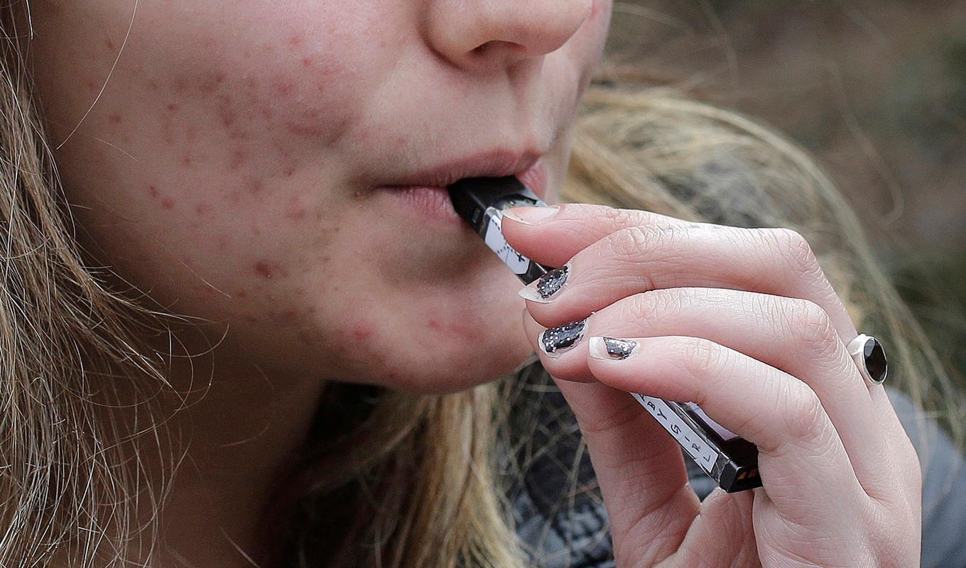 Andelen unga vuxna som vejpar ökar kraftigt. Arkivbild. Foto: Steven Senne/AP/TT
