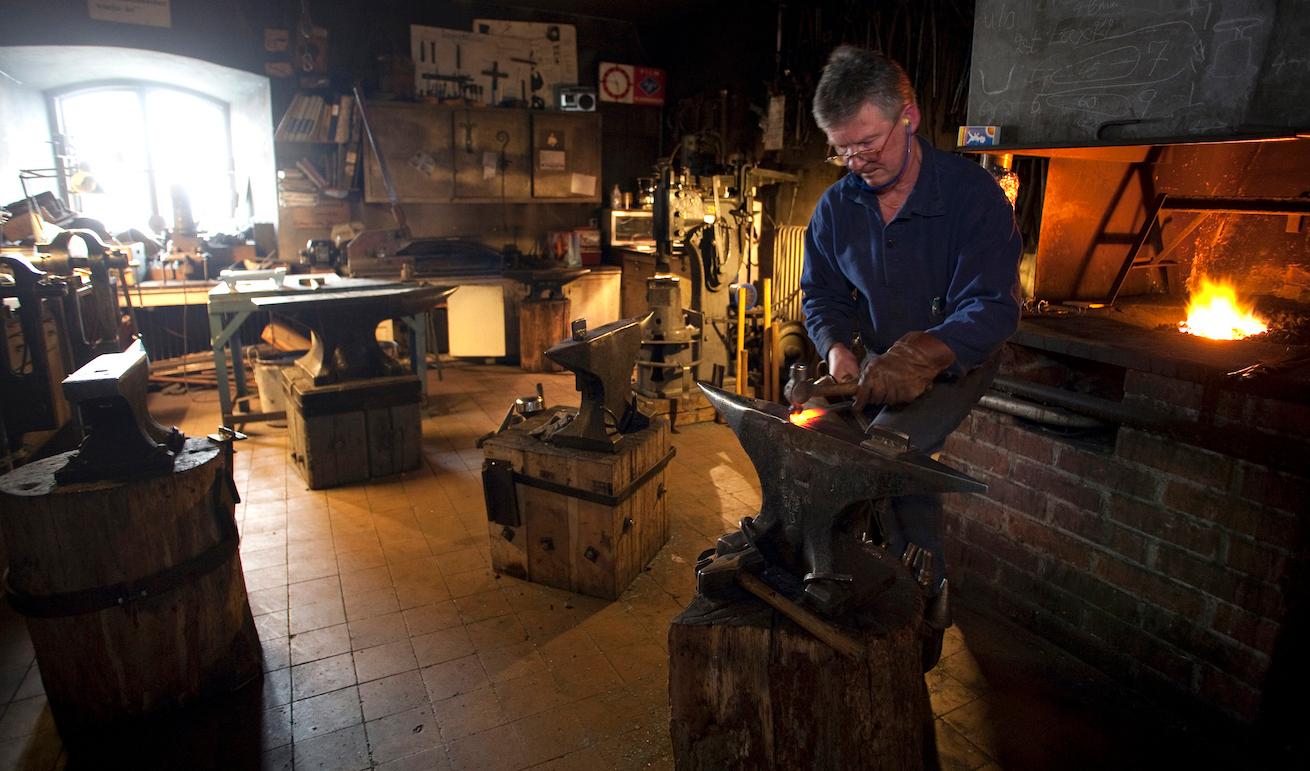 Jan-Erik Svensson är en av arrangörerna till smideseventet Spring Craft. Hans smedja ligger i Tollered och han utbildades vid bygget av ostindiefararen Götheborg. Foto: Kate Kärrberg