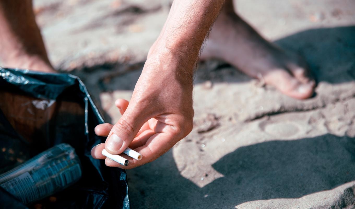 Stränder, parker och busshållplatser är ställen där man hittar större mängder fimpar. Foto: Shutterstock