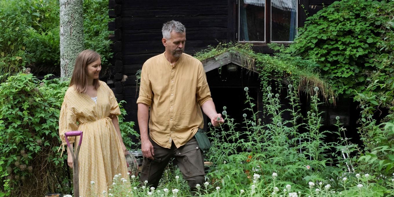 Johannes Wätterbäck och Theres Lundén odlar till familjen bland annat i stugan i skogen, både för gom och för öga. Foto: Farbror Grön
