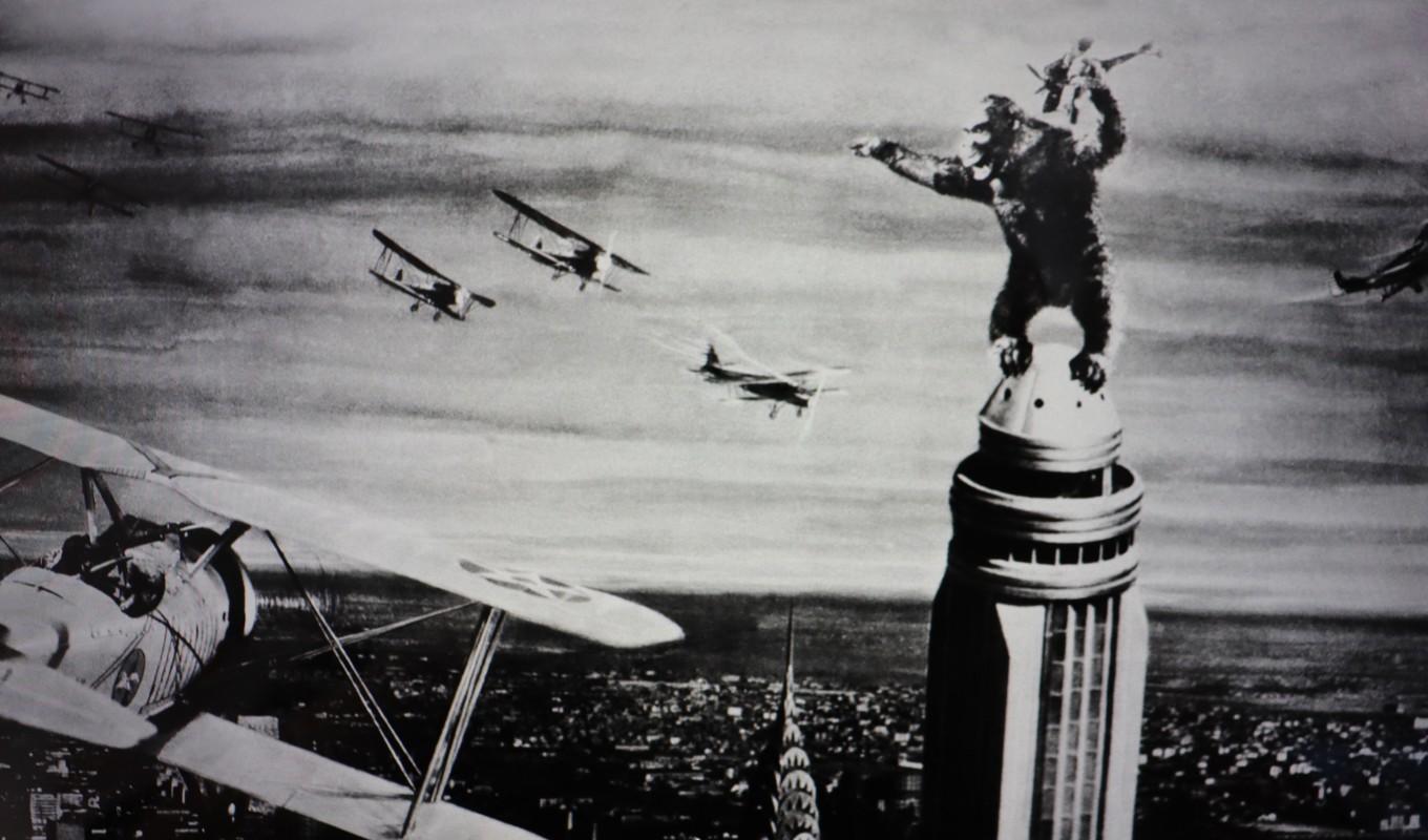 Kong attackeras av flygplan ovanpå Empire State Building.