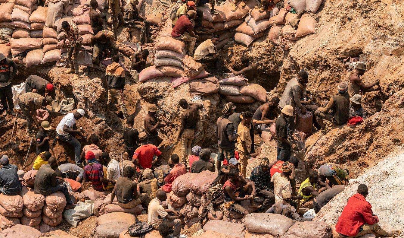Brytning av koboli Shabara-gruvan i Kolwezi i DR Kongo sker med kroppsarbete och enkla redskap. Landet producerar en dominerande andel av världen kobolt, som används i litiumjon-batterier. Foto: Junior Kannah/AFP via Getty Images