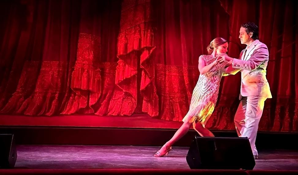 Dansarna Beata Söderberg Quin och Julio Mendez i en intrikat tango i föreställningen En tangoresa vid Wermland opera. Foto: Erika Öhman