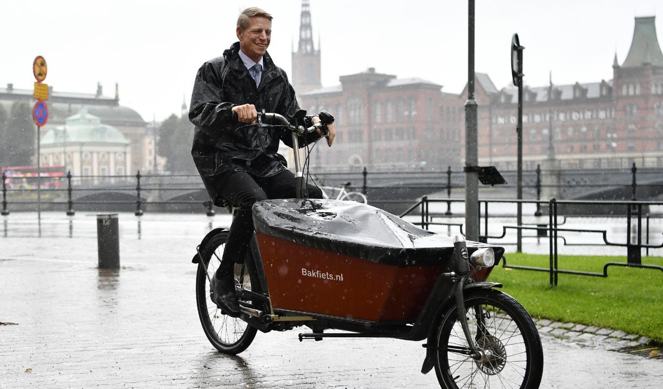 Miljöpartisten och dåvarande biträdande finansministern Per Bolund trampade elcykel år 2017. Politiska stimulanser för köp av elfordon har visat sig främst gynna de redan välbeställda. Foto: Erik Simander/TT
