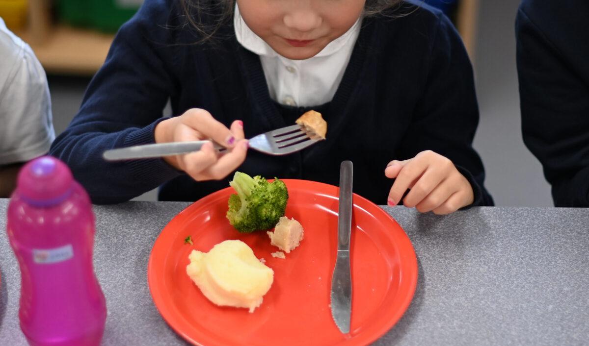Över 60 brittiska skolor använder digital ansiktsigenkänning i skolbespisningen. Bild från grundskolan St. Luke’s Church of England i London 2020. Foto: Daniel Leal/AFP via Getty Images