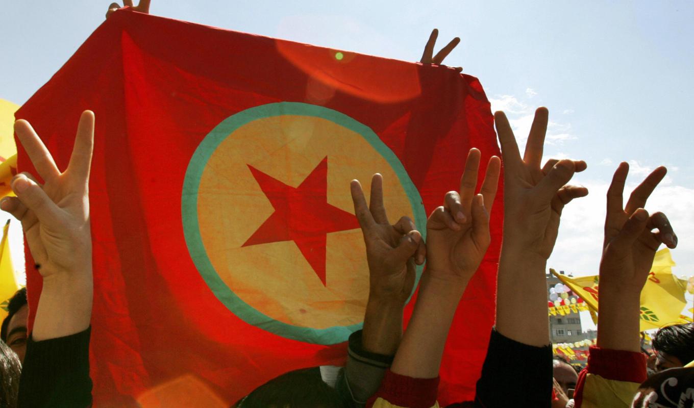 Turkiska kurder håller i en PKK-flagga i staden Mersin den 19 mars 2006. Foto: Mustafa Ozer/AFP via Getty Images