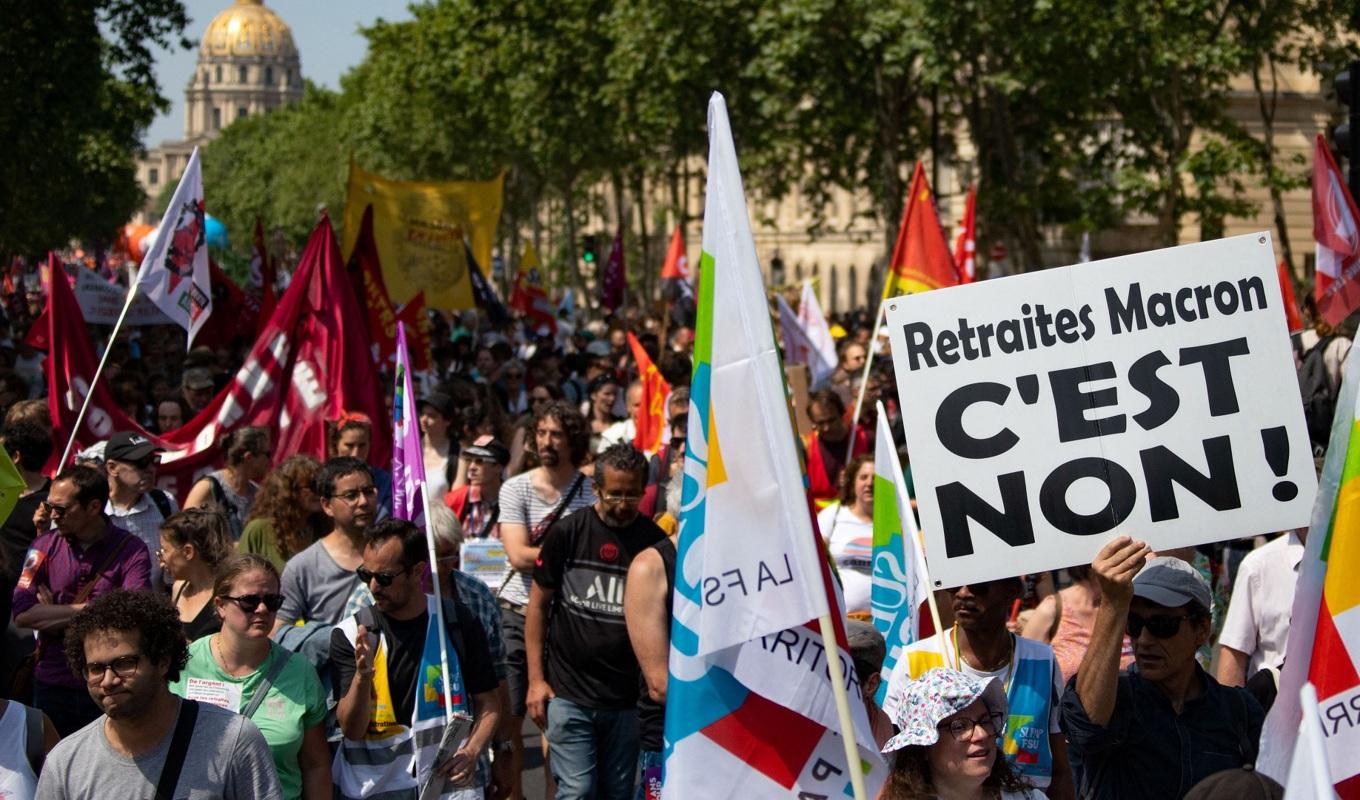 En demonstrant håller upp en skylt med texten ”Nej till Macrons pensioner” i samband med en demonstration i Frankrikes huvudstad Paris den 6 juni 2023. Foto: AFP via Getty Images