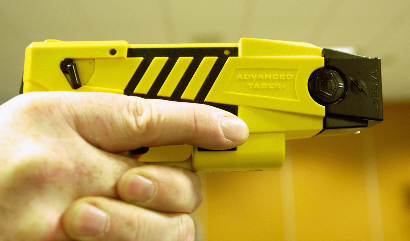 Polisens insatsstyrka börjar nu använda elchockvapen i tjänst. Foto: Graeme Robertson/Getty Images