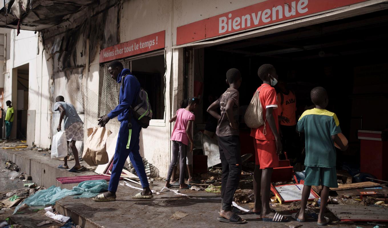 En förstörd mataffär i huvudstaden Dakar. Foto: Leo Correa/AP/TT