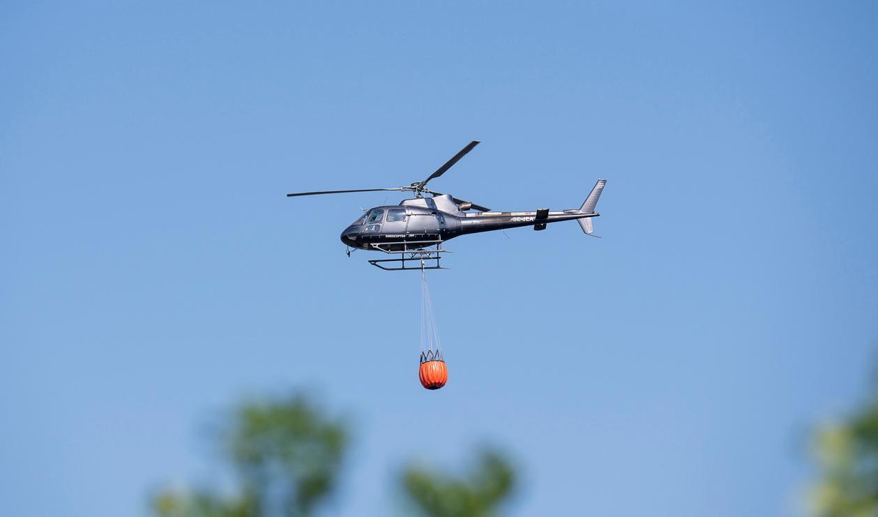 Två helikoptrar vattenbombar branden. Arkivbild. Foto: Suvad Mrkonjic/TT