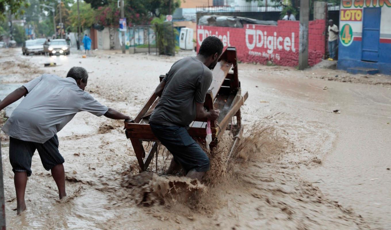 En översvämmad gata i Port-au-Prince. Bild från i söndags. Foto: Odelyn Joseph/AP/TT