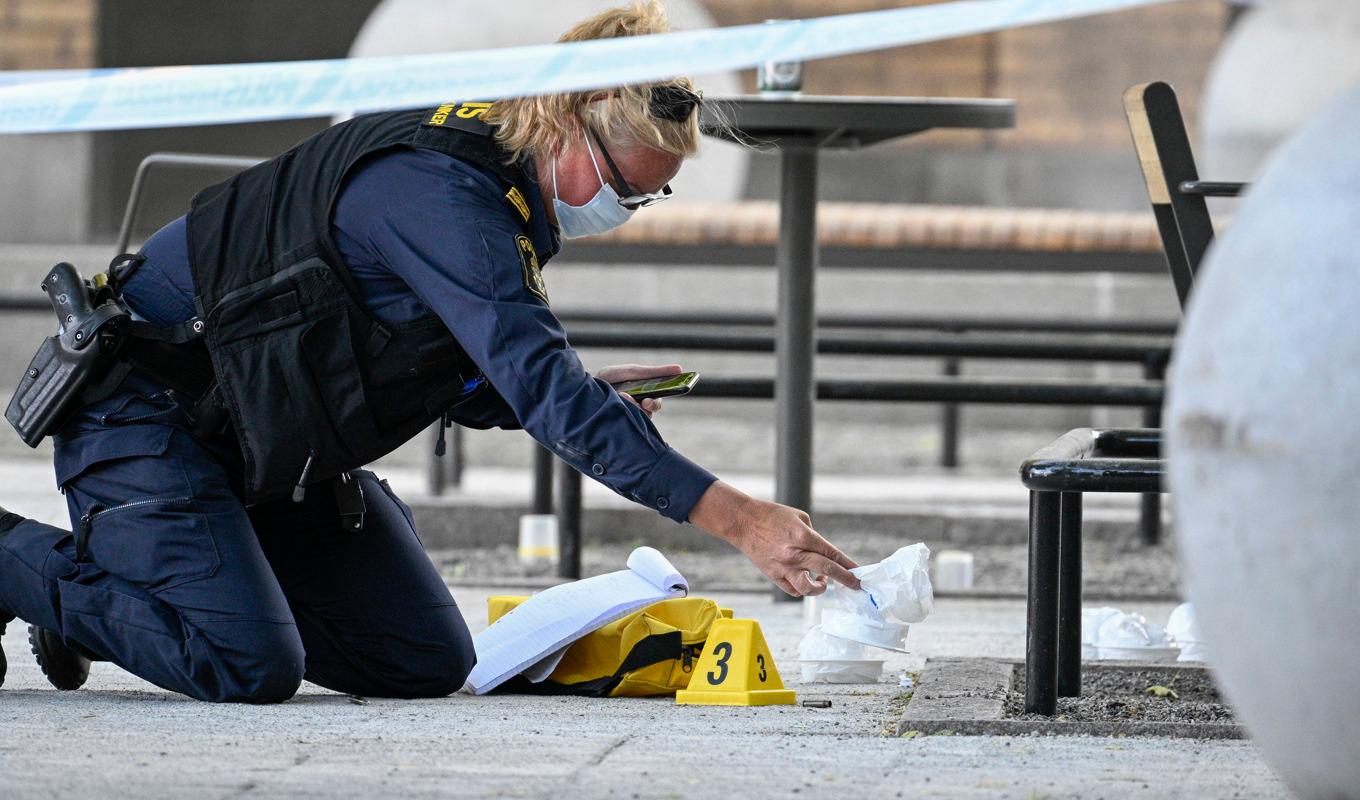 Polis och avspärrningar efter att fyra personer skjutits i Farsta i södra Stockholm på lördagen. Foto: Anders Wiklund/TT