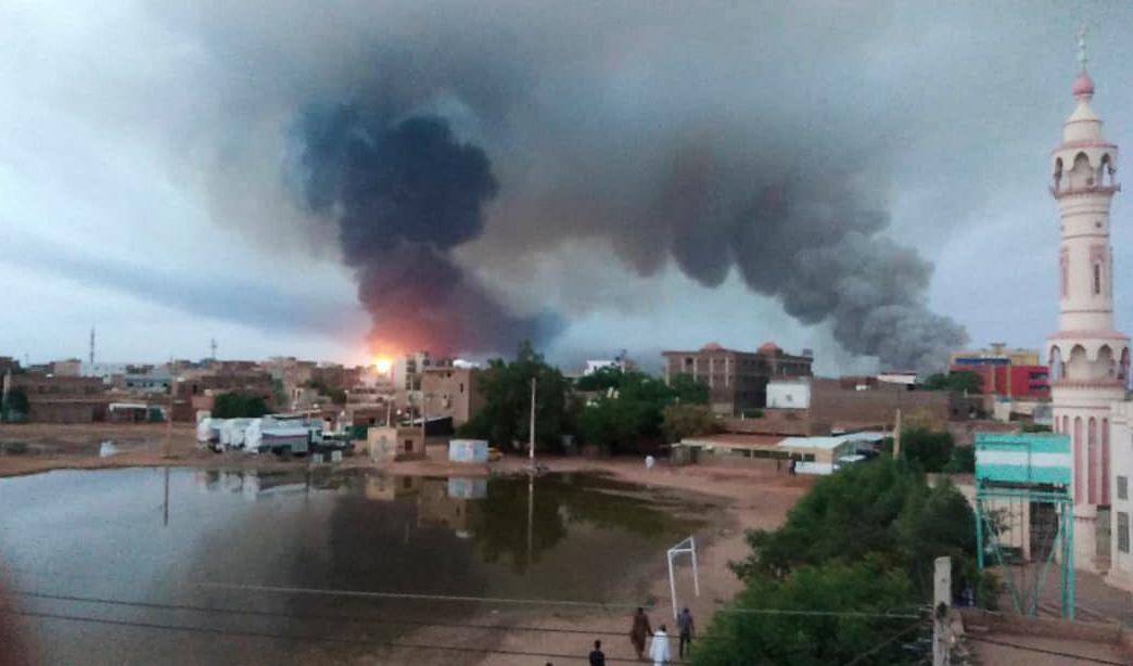 Rök över Khartoum tidigare i veckan, före det senaste eldupphöret. Arkivbild. Foto: AP/TT