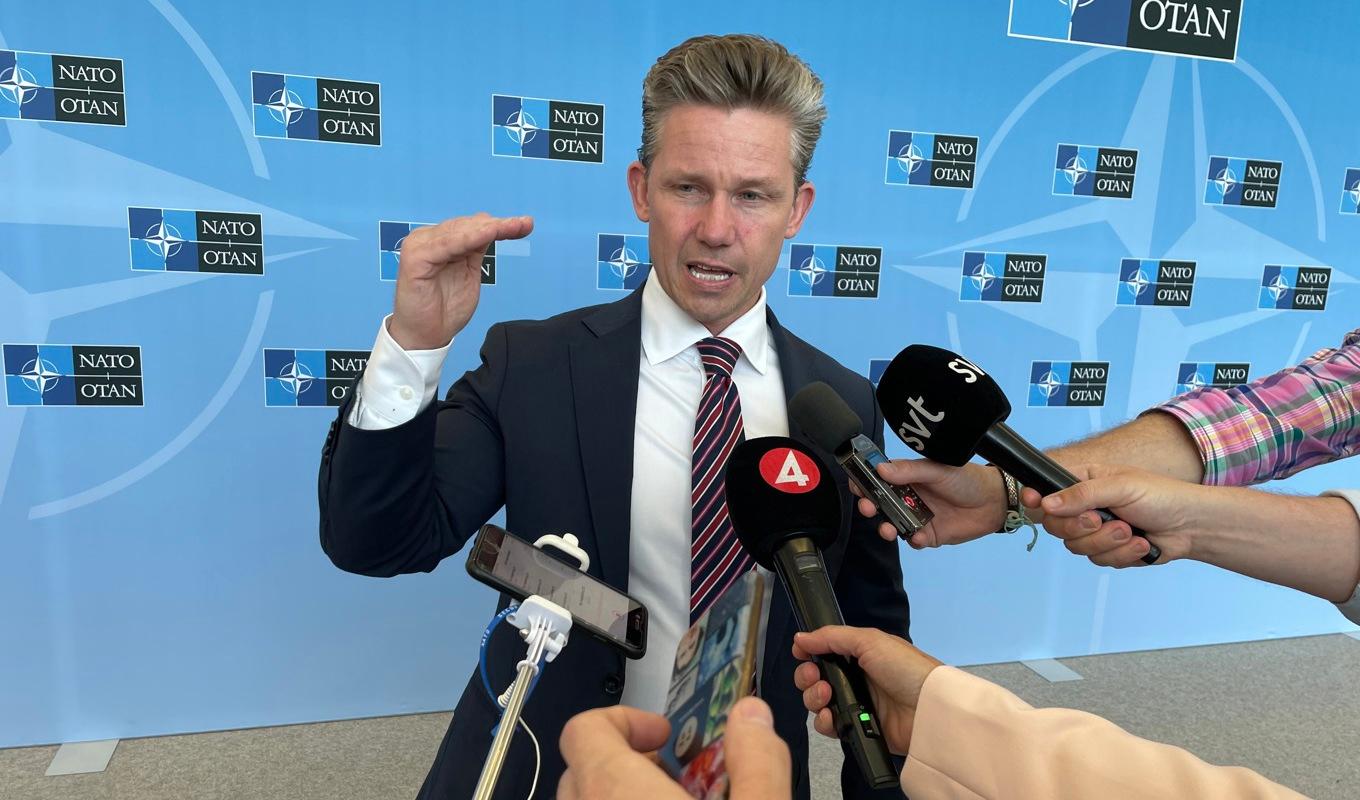 Försvarsminister Pål Jonson talar med reportrar i samband med Natomötet i Bryssel på fredagen. Foto: Wiktor Nummelin / TT