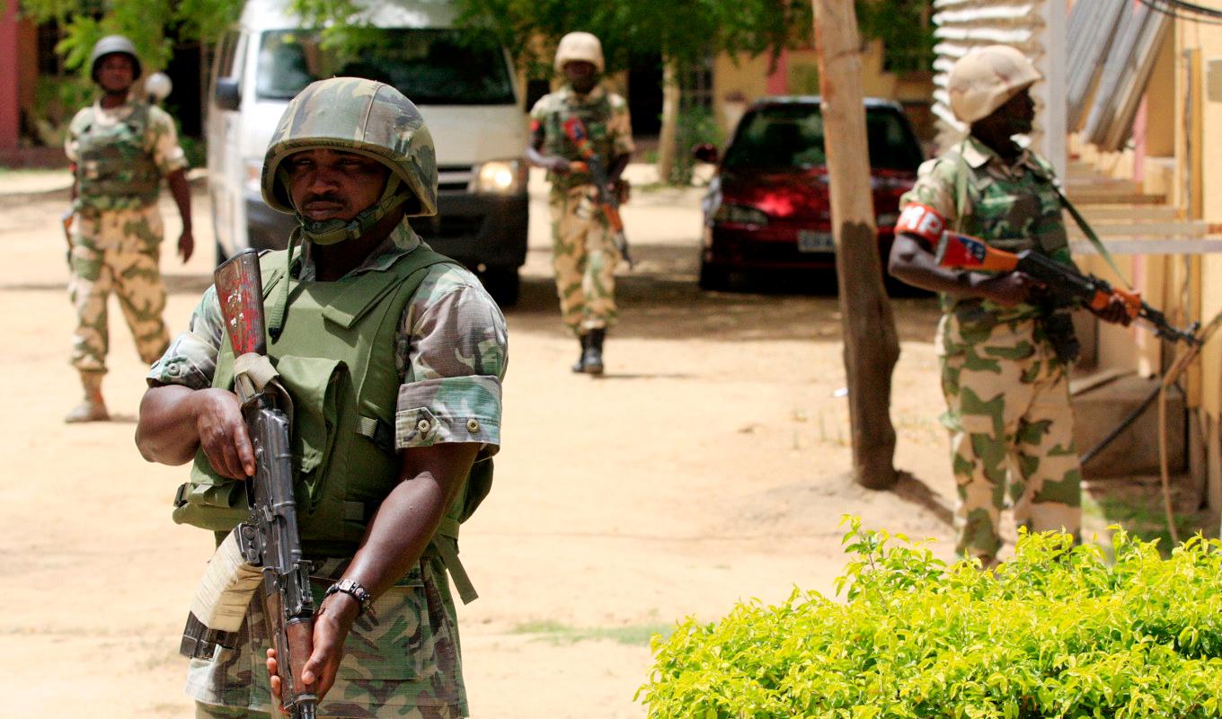 Nigerianska soldater står vakt. Arkivbild. Foto: Jon Gambrell/AP/TT