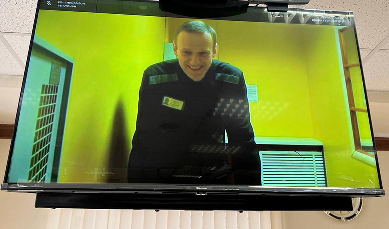Oppositionsledare Alexej Navalnyj deltar på länk under en domstolsförhandling i Moskva. Bilden är distribuerad av Moskvas domstols pressavdelning den 31 maj. Foto: AP/TT