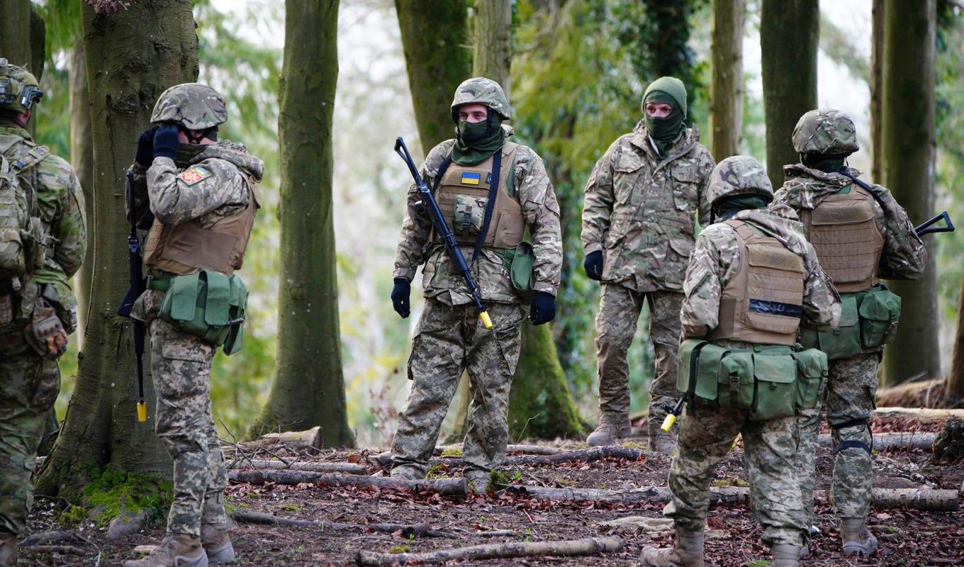 Ukrainska soldater under utbildningen i Salisbury Plain i Wiltshire i Storbritannien. Arkivbild. Foto: Ben Birchall/AP/TT