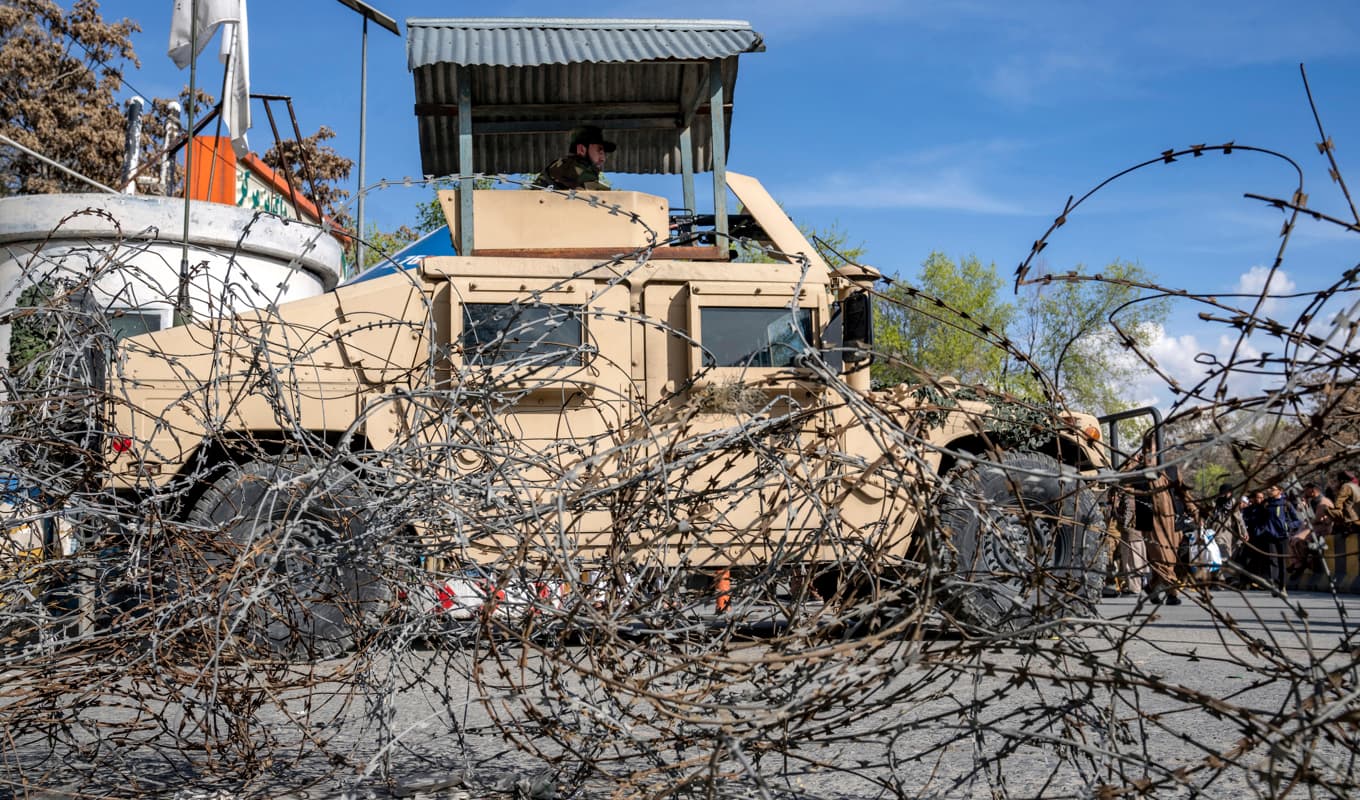 Talibaner på vakt efter ett bombdåd i närheten av utrikesdepartementet i Kabul i mars. Foto: Ebrahim Noroozi/AP/TT