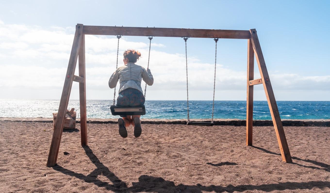 Ett av de bästa sätten att tillbringa en vacker sommardag, är på en gunga vid vattnet, med vinden som fläktar och med en långsamt smältande glass i handen. Foto: Shutterstock