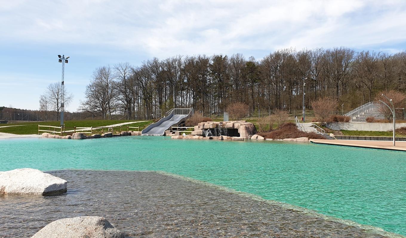 Snart öppnar Midgårdsbadets utedel för sommaren. Inför den här säsongen har reningssystemet uppdaterats med den senaste tekniken.Foto: Sigtuna kommun