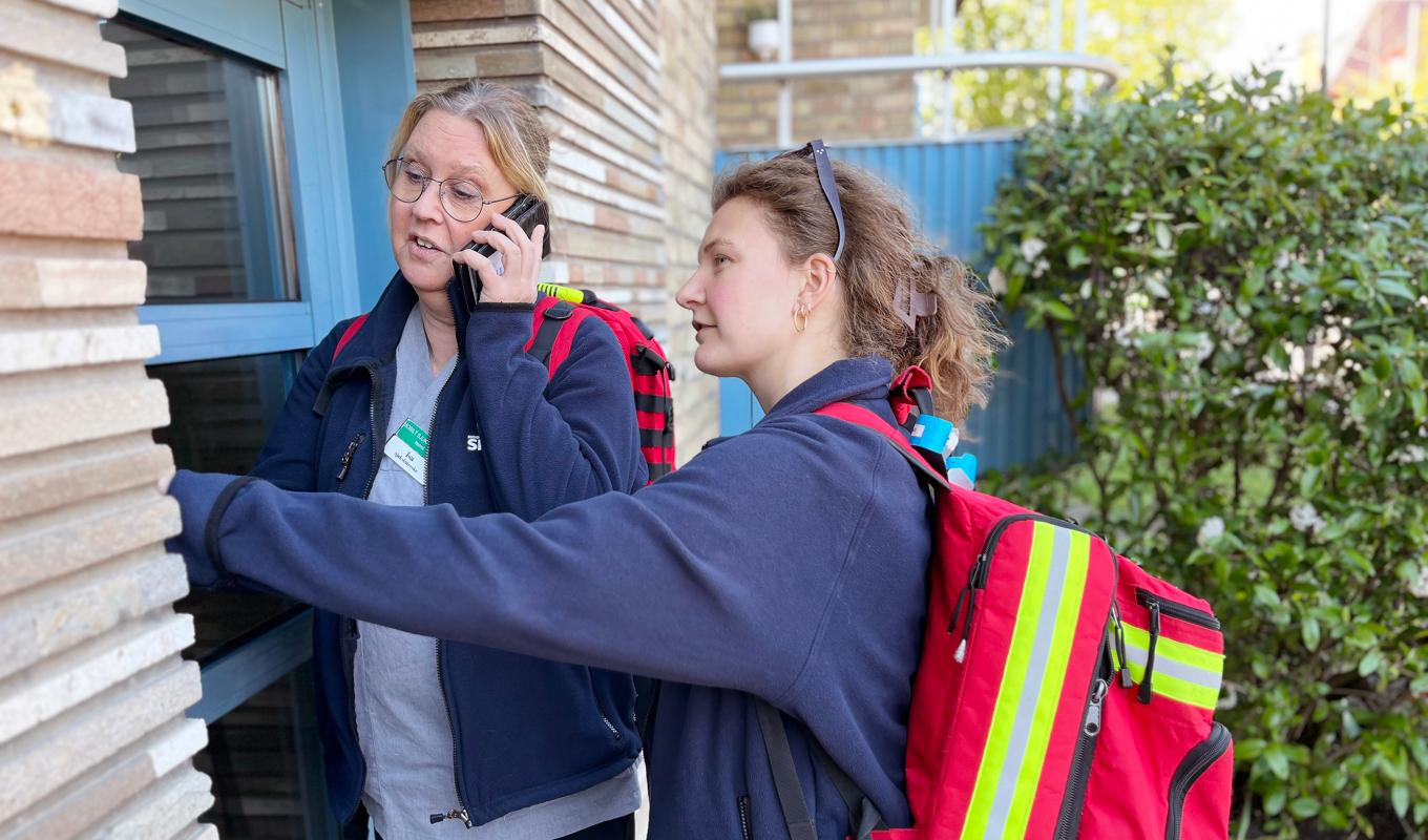 Isa Segerhag och Amanda Borg är på väg för att besöka en patient. Foto: Region Skåne