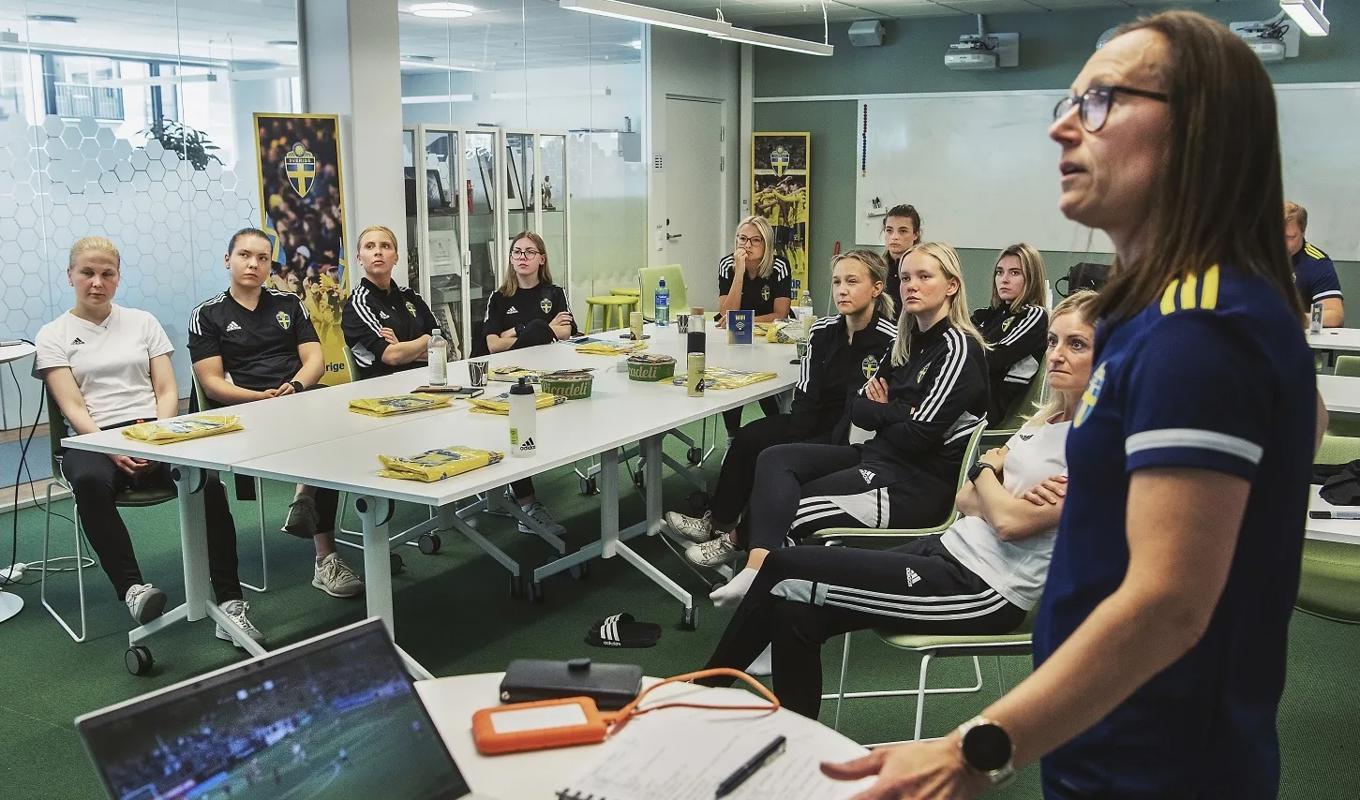 Teorin är förstås en viktig del i utbildningen och här ser de åtta domartalangerna en match på tv tillsammans med elitcoachen Pernilla Larsson och elitdomaren Eva Svärdsudd som 2022 utsågs till Årets domare.Foto: Lars Pehrson