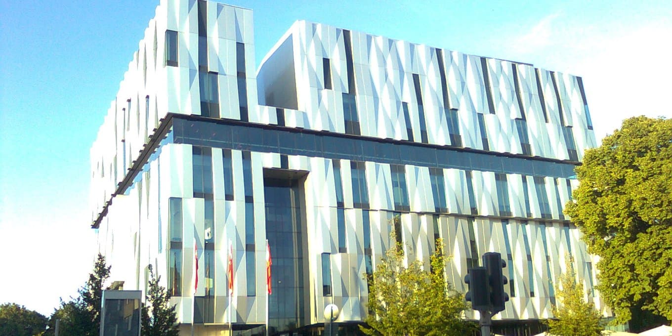 En starkt reglerad och standardiserad arkitektroll, tillsammans med en modern arkitekturstil, resulterar oftast inte i något tilltalande och vackert. Foto: Papper, CC BY-SA 3.0