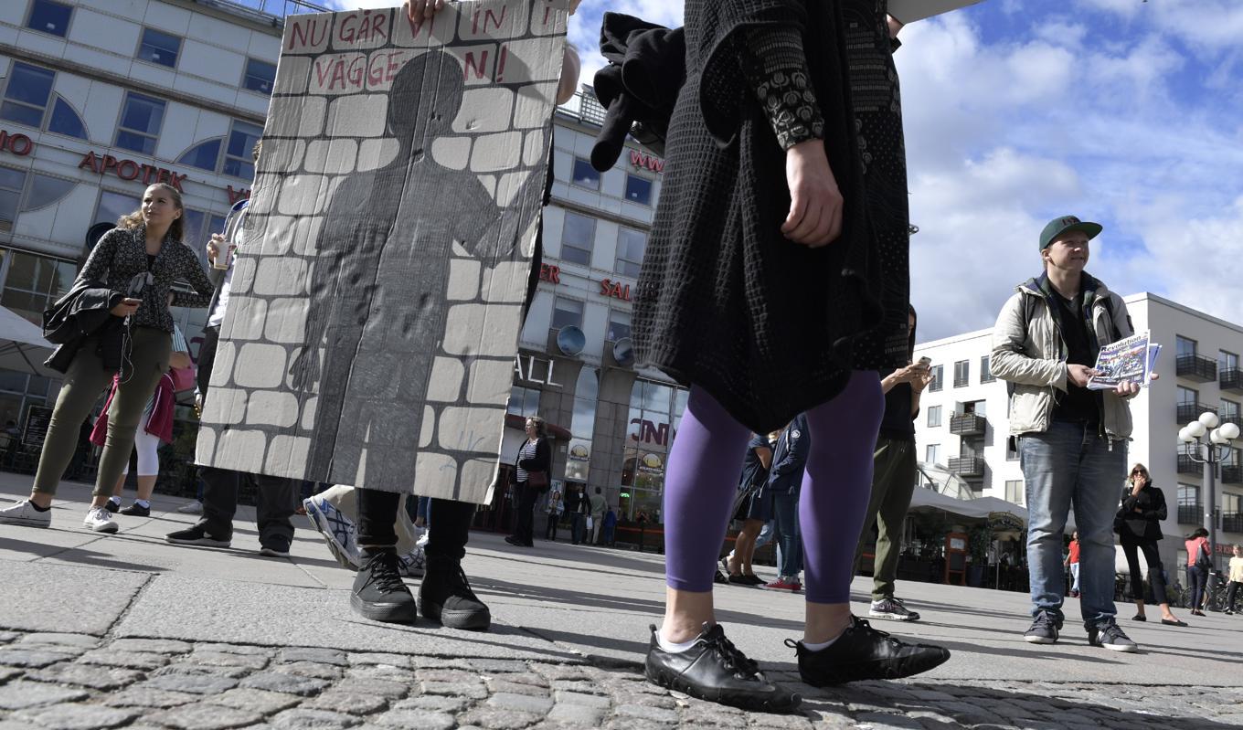 Problemet med arbetsmiljön i vården är inte nytt. På bilden demonstrerar vårdanställda för bättre vård och arbetsmiljö i en aktion på Medborgarplatsen i Stockholm den 4 september 2016. Foto: Janerik Henriksson/TT