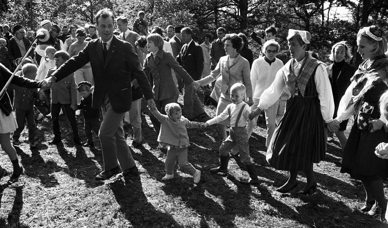 Kvinnor, barn och män dansar ringdans under midsommar i Örebro den 27 juni 1967. Foto: Örebro läns museum/Public Domain