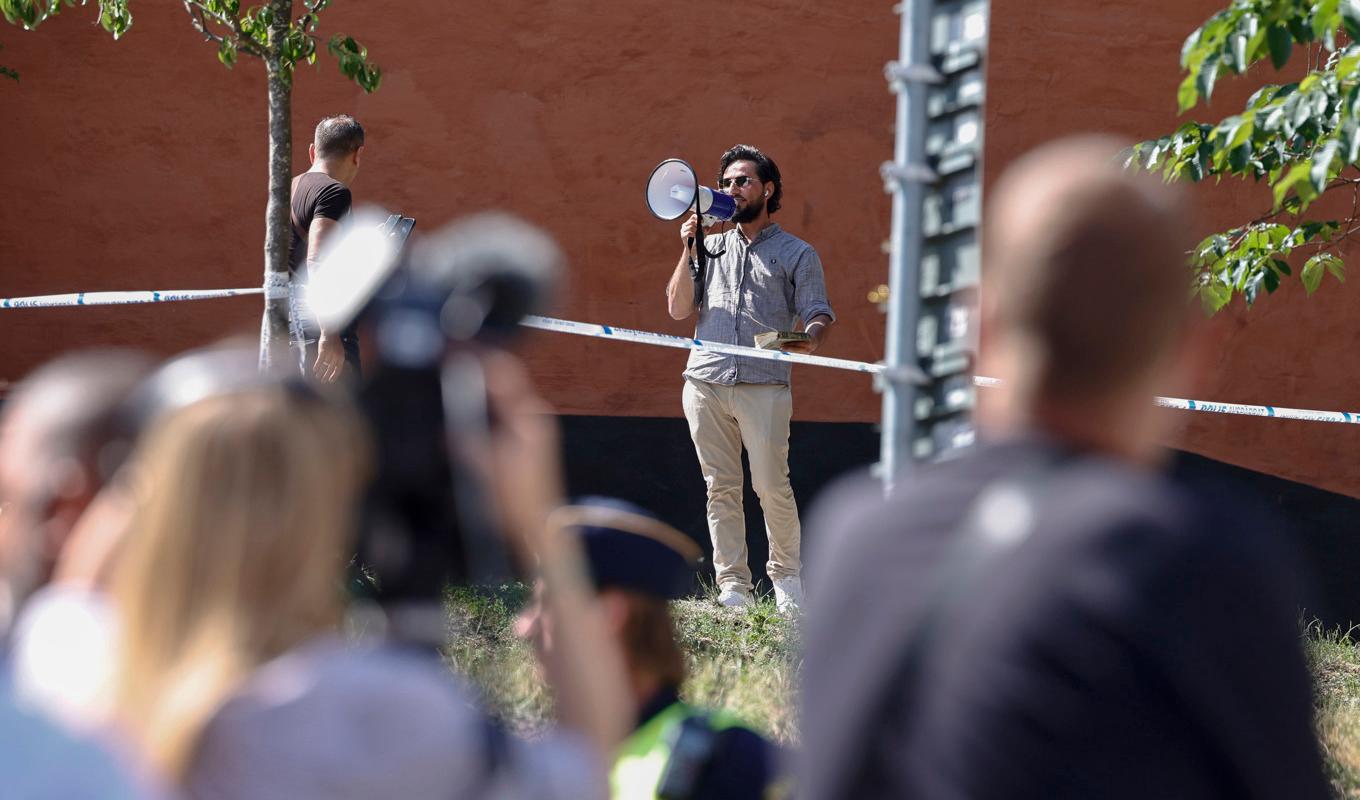 Salwan Momika brände en koran utanför moskén vid Medborgarplatsen i Stockholm den 28 juni. Foto: Stefan Jerrevång/TT