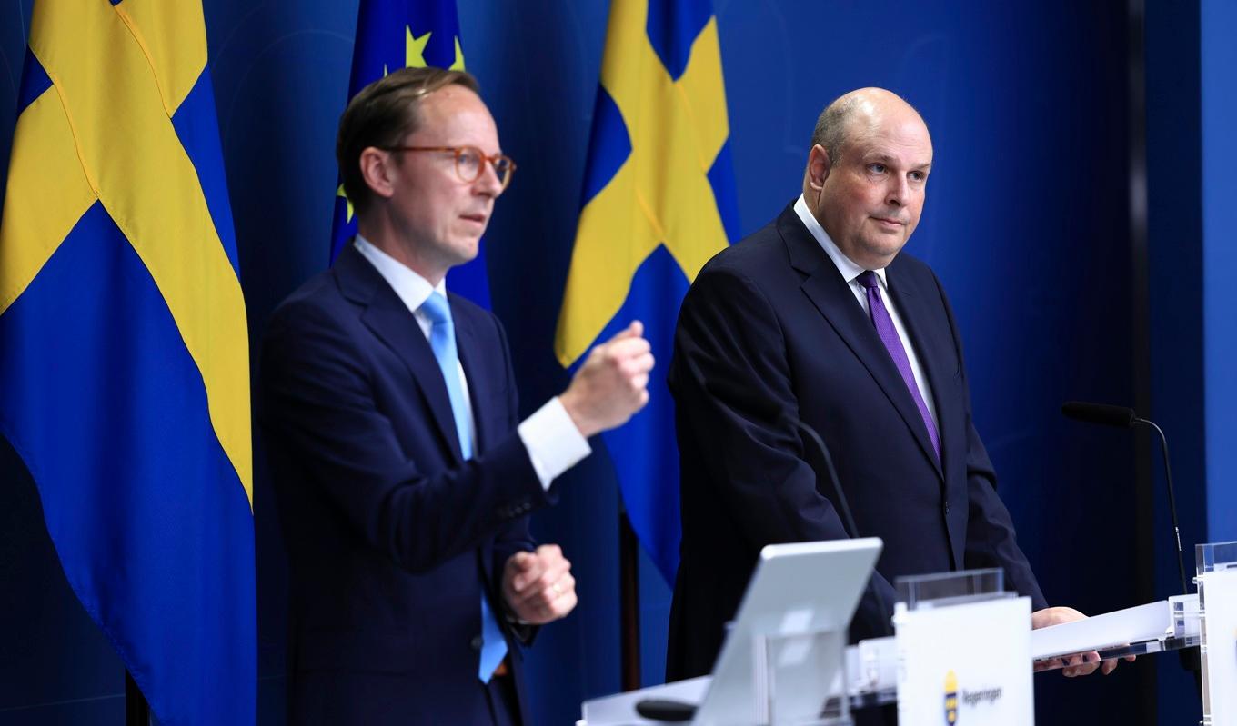 Utbildningsminister Mats Persson (L) och Patrick Reslow, skolpolitisk talesperson för Sverigedemokraterna. Foto: Ali Lorestani/TT