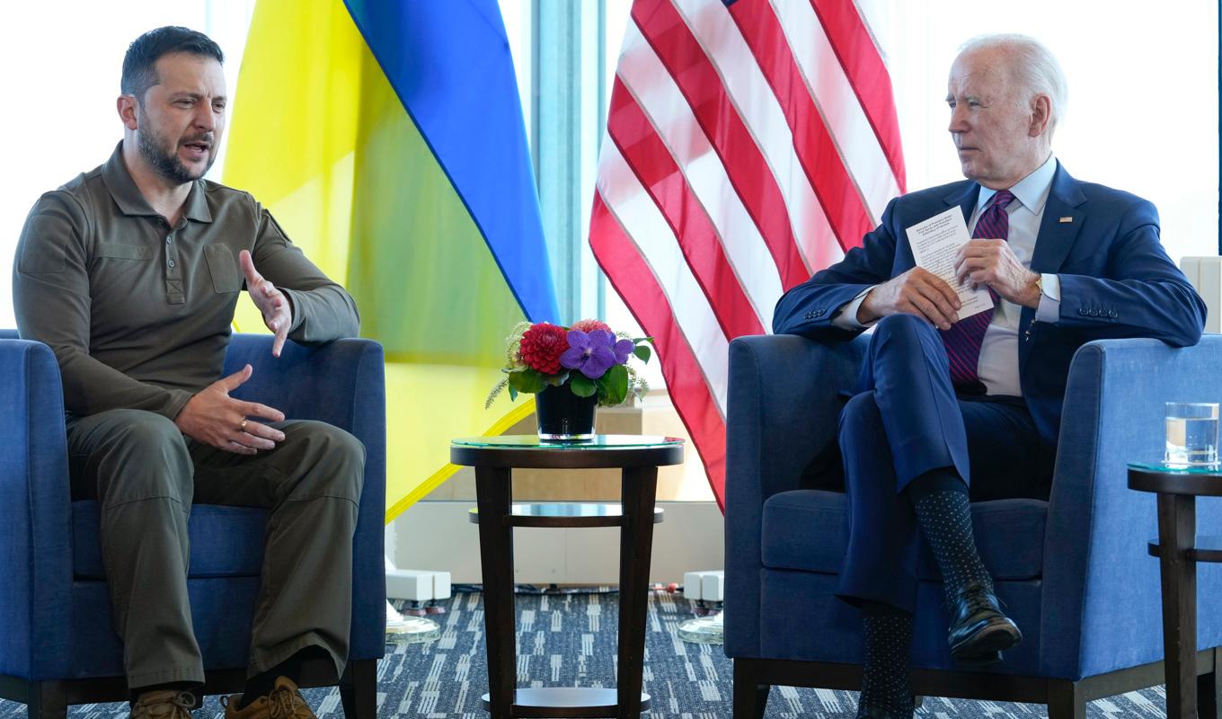 Ukrainas president Volodymyr Zelenskyj träffade USA:s president Joe Biden under G7-mötet i Hiroshima i slutet av maj. Nu sägs Bidenregeringen vara redo att förse Ukraina med klusterbomber. Arkivbild Foto: Susan Walsh/AP/TT