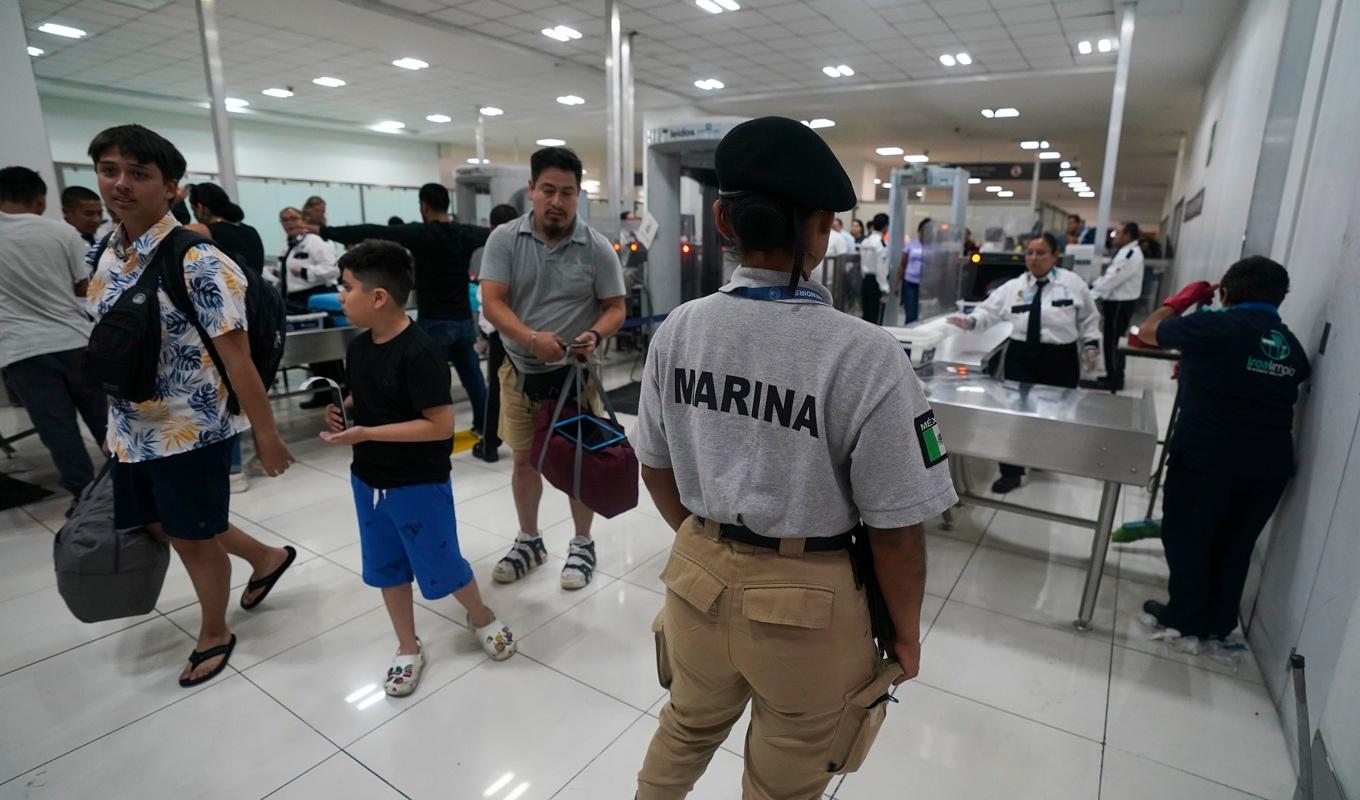 En mexikansk marinsoldat står vakt vid säkerhetskontrollen på Mexikos internationella flygplats Benito Juarez. Foto: Fernando Llano/AP/TT. Arkivbild