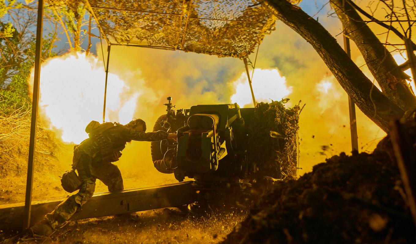 En ukrainsk soldat avfyrar artillerield mot ryska positioner vid frontlinjen nära Bachmut i östra Ukraina. Arkivbild. Foto: Libkos/AP/TT