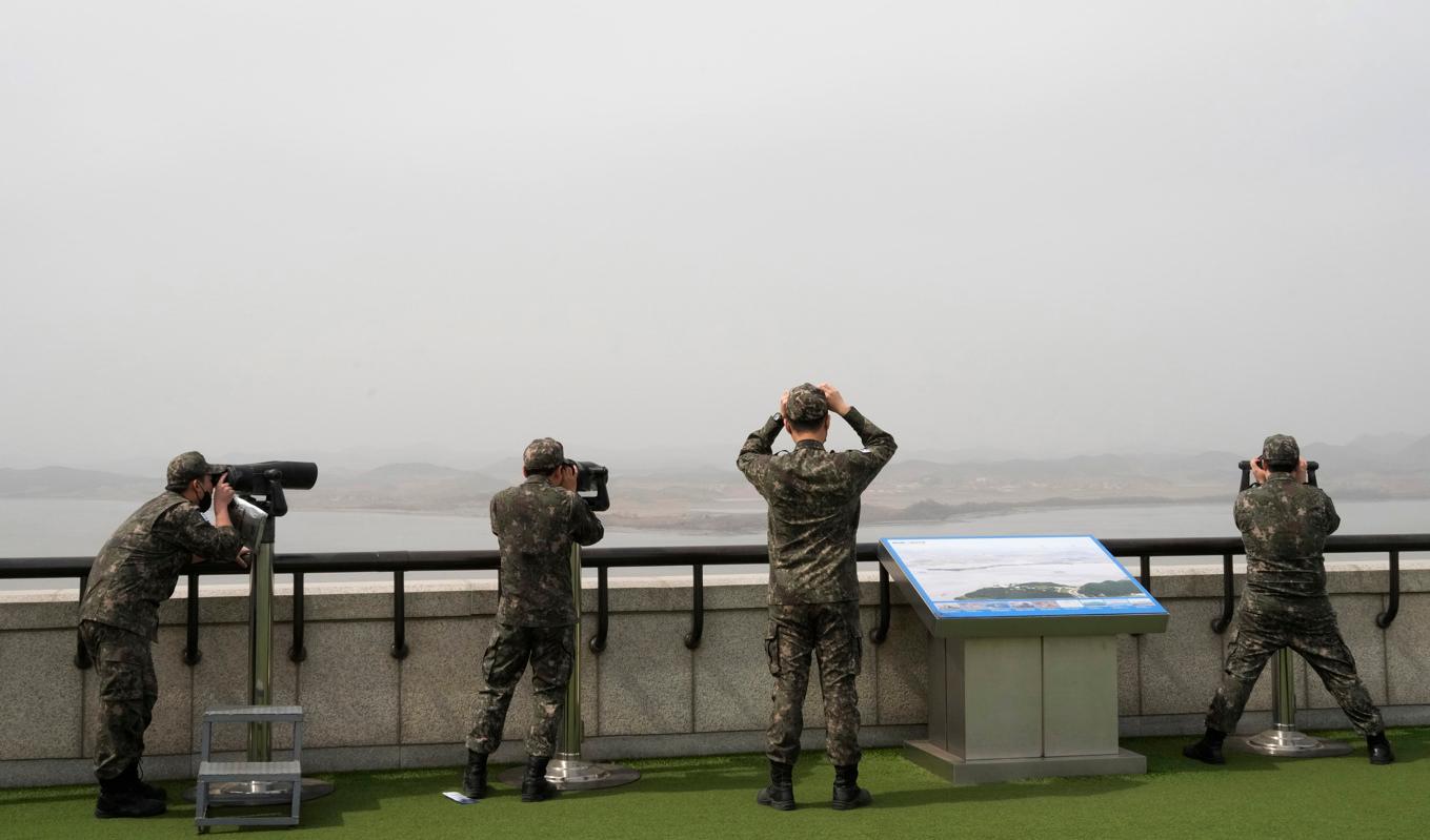 Sydkoreanska soldater ser ut över gränsen till Nordkorea. Arkivbild. Foto: Ahn Young-joon/AP/TT
