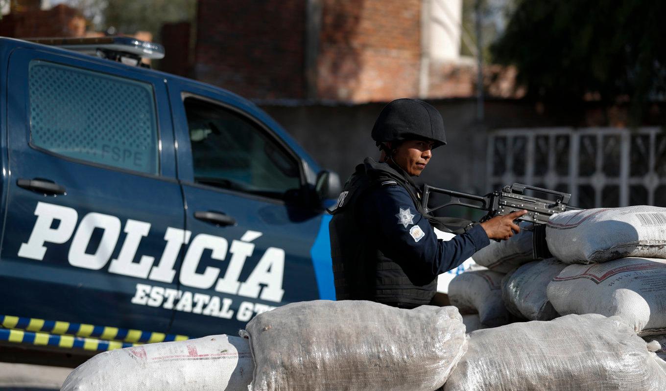 Mexikansk polis på sin vakt. Bilden är tagen i ett annat sammanhang. Arkivbild. Foto: Rebecca Blackwell/AP/TT