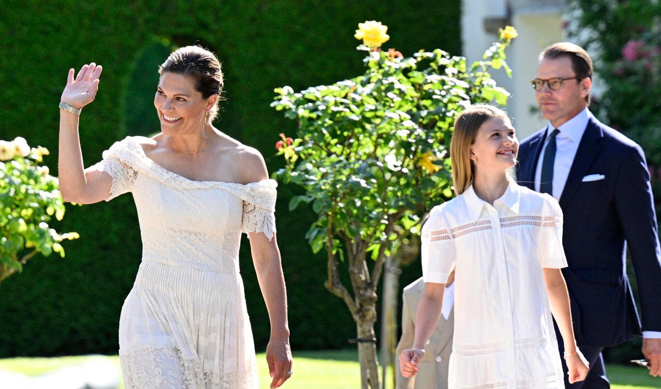 Kronprinsessan Victoria tillsammans med prins Daniel och barnen prinsessan Estelle och prins Oscar på Sollidens slott. Foto: Mikael Fritzon/TT