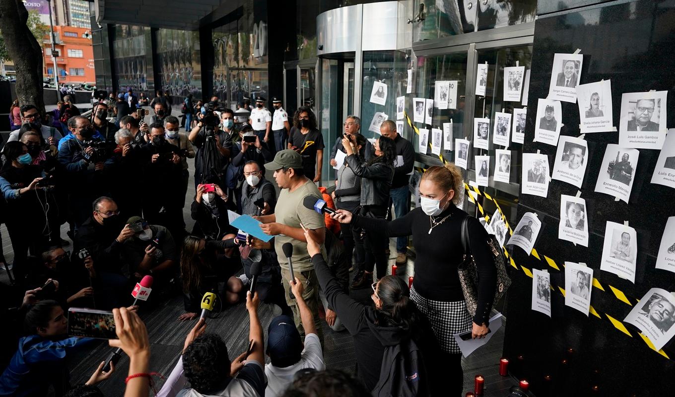 Under 2022 dödades 13 journalister i Mexiko enligt landets regering. I augusti samlades journalistkollegor utanför åklagarmyndigheten i Mexico City för att protestera mot våldet mot journalister. Foto: Eduardo Verdugo/AP/TT. Arkivbild.