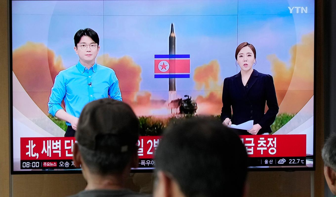 Människor i Sydkorea tittar på ett nyhetsinslag om de två robotavfyrningarna från Nordkorea. Foto: Ahn Young-joon/AP/TT