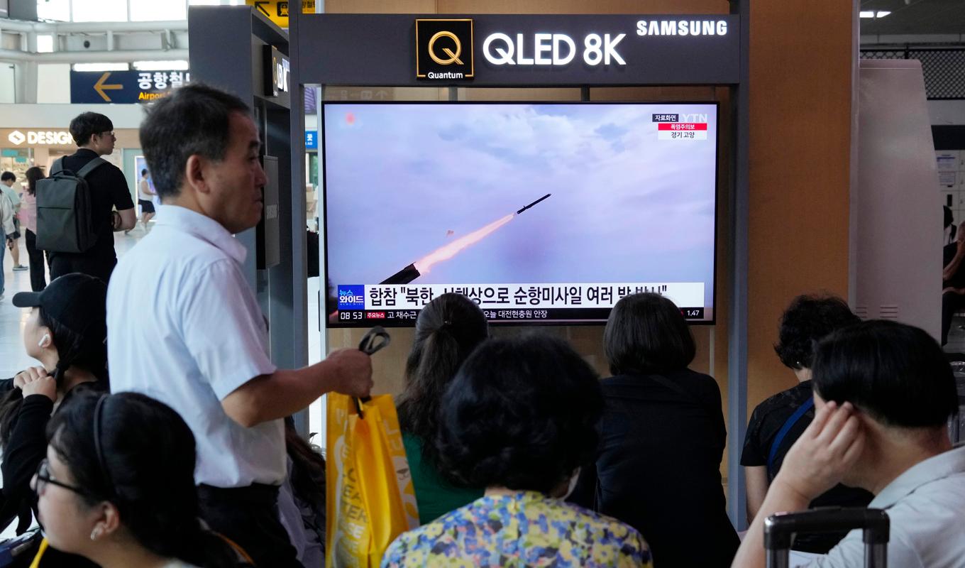 Människor i Sydkorea tittar på ett nyhetsinslag om lördagens robotavfyrningar från Nordkorea. Foto: Ahn Young-joon/AP/TT