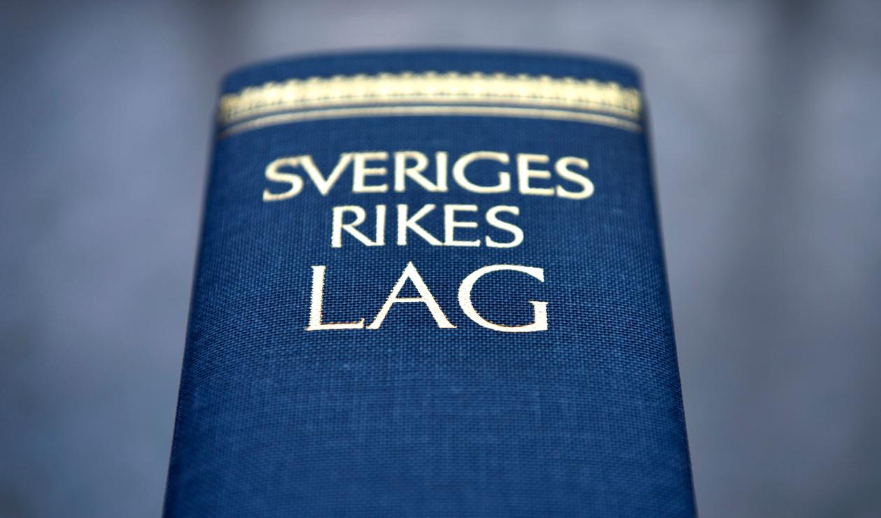 I lägenheten förvarades bland annat narkotika, ett pansarskott samt en termosbomb. Foto: Anders Wiklund/TT