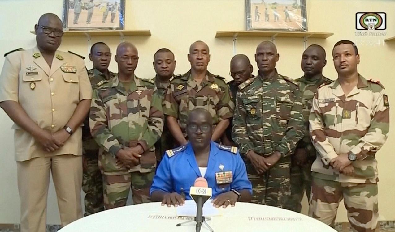 Nigeriska militärer framträdde sent på onsdagen i nationell tv i Niger och uppgav att de avsatt landets president Mohamed Bazoum. De meddelade också att landets gränser stängts och att utegångsförbud råder ”tills vidare”. Foto: ORTN via AP/TT