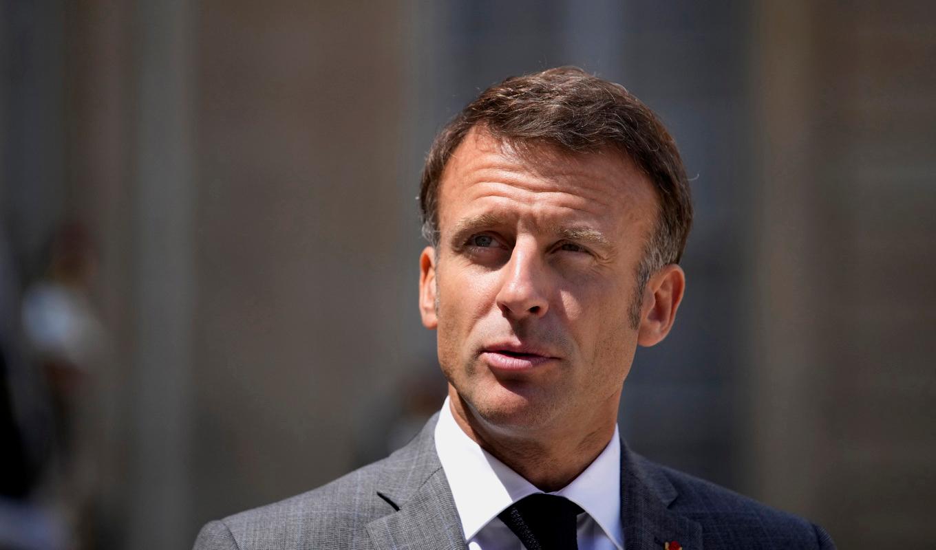Frankrikes president Emmanuel Macron leder på lördagen ett försvarsmöte med anledning av militärkuppen i Niger. Foto: Christophe Ena/AP/TT