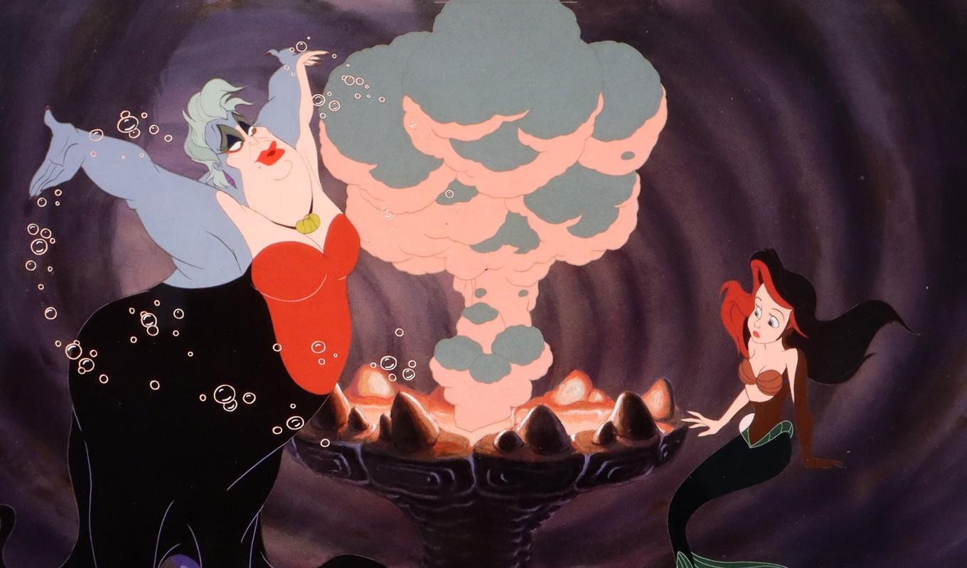 Ariel övertalas av havshäxan Ursula att låta sig förvandlas till människa. Men i gengäld måste hon ge Ursula sin vackra röst.
