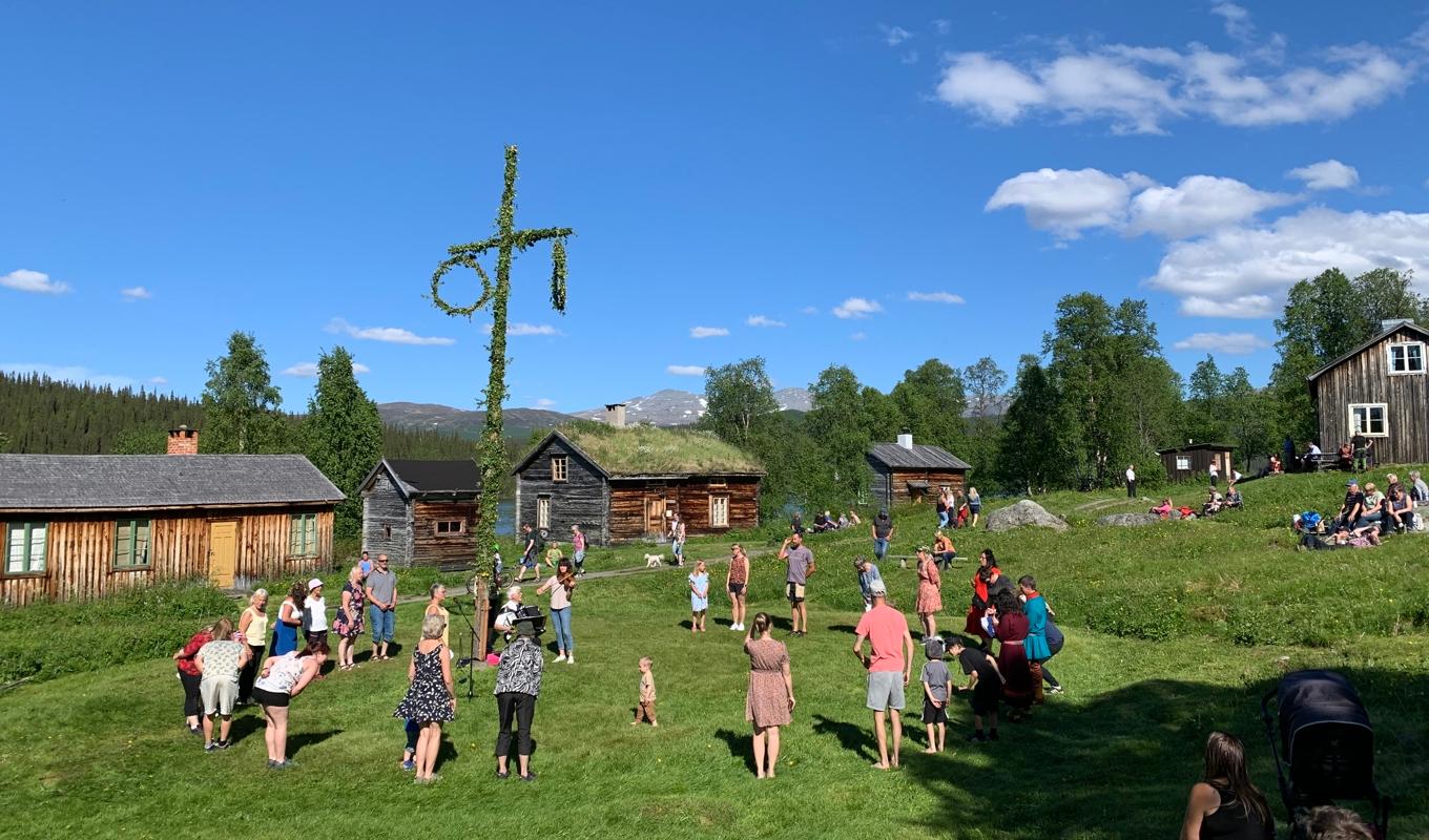 Midsommarfirandet på kyrkplatsen lockar många besökare varje år. Foto: Privat