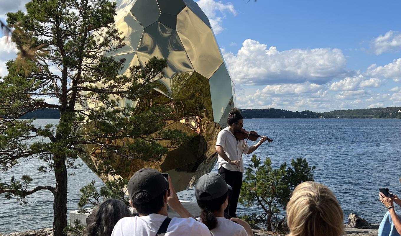 Konsthallen Artipelag bjuder på en föreställning som är ett samspel mellan konst och musik med skärgårdsnaturen som scen. Foto: Kristina I. Kleinert