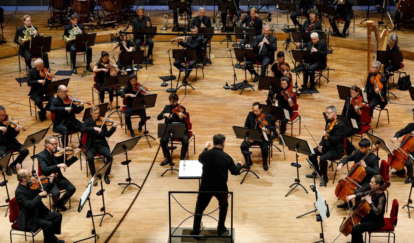 Stockholms Filharmoniker och tidigare chefsdirigenten Alan Gilbert framförde musik av Haydn, Brahms och Robert Schumann. Foto: Yanan Li