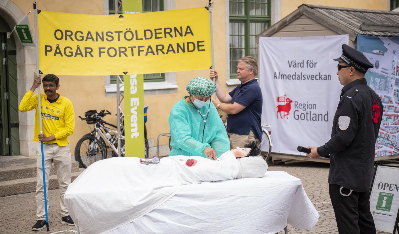 Under årets Almedalsvecka uppmärksammade utövare av Falun Gong den pågående förföljelsen i Kina, och demonstrerade hur organskörd i samarbete mellan kinesiska sjukhus och fängelser kan gå till. Foto: Bilbo Lantto