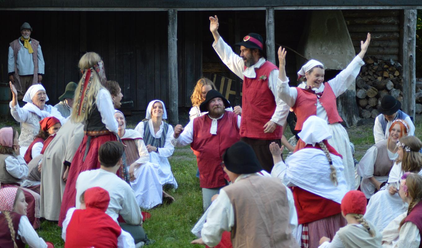Komiska upptåg och sång och dans blandas med allvar och ett dramatiskt slut i Wiraspelen. Utomhusföreställningen är en sommarupplevelse i svensk natur. Foto: Magnus Uhlin
