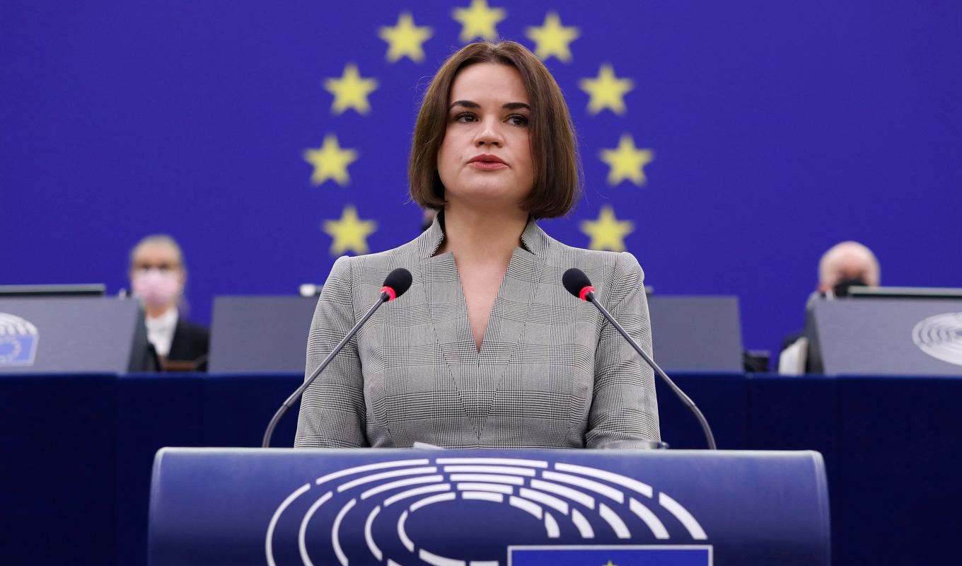 Belarusiska oppositionsledaren Svetlana Tichanovskaja under ett tal i Europaparlamentet. Nu inför EU nya sanktioner mot landet. Arkivbild. Foto: Julien Warnand/AP